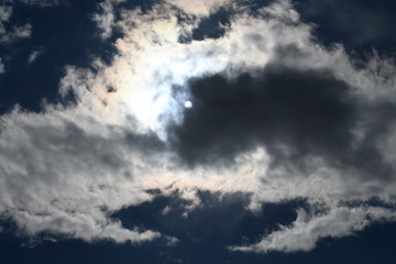 雲から透けて見える太陽と青空「空想・雲のモンスター（太陽が目）」構える、安定したなどのイメージ