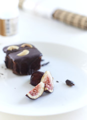 sliced fig with chocolate cake