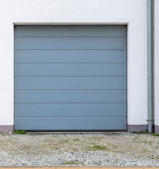 Tor einer Garage aus Metall