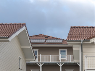 Solarzellen einer Solaranlage auf einem Dach