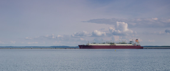 GAS CARRIER - Ship moored to the wharf © Wojciech Wrzesień