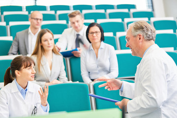 Frau als Ärztin oder Studentin in einer Prüfung
