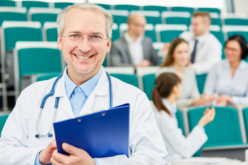 Älterer Mann als stolzer Medizin Dozent