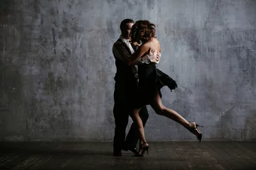 Gardinen Young pretty woman in black dress and man dance tango © primipil