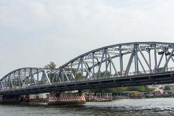 Fototapeta na wymiar タイ・バンコク・チャオプラヤ川・ボート・鉄橋