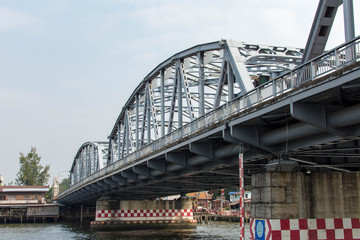 Fototapeta premium タイ・バンコク・チャオプラヤ川・ボート・鉄橋