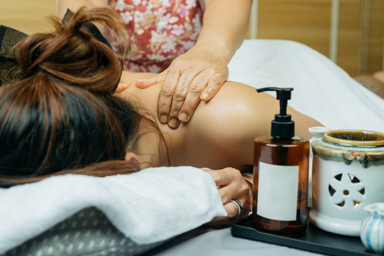 Aromatherapy massage series: Shoulder massage