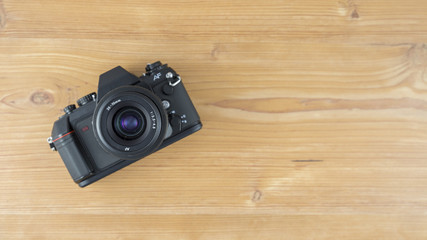 Kamera auf Holzboden