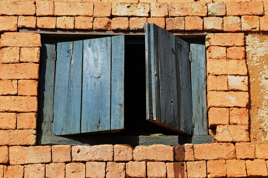 Madagascar 044 redstone wall with old window