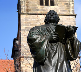 Denkmal Martin Luthers vor dem Turm der Kaufmannskirche