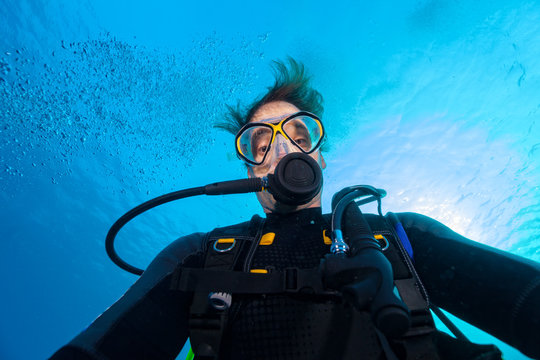 Young man scuba diver selfie