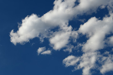 飛行機と青空と雲「空想・雲のモンスターたち」飛行機を守って、空を行く（右画面に飛行機）、飛行機を守るモンスターたち、自分たちの仲間と共に・青空や雲などにキャッチコピースペース（案・さあ、行くよ！、航空産業の未来は、仲間と共に！など）