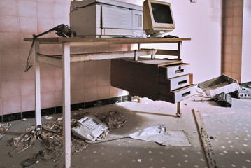 Vecchia Postazione da Lavoro Abbandonata
