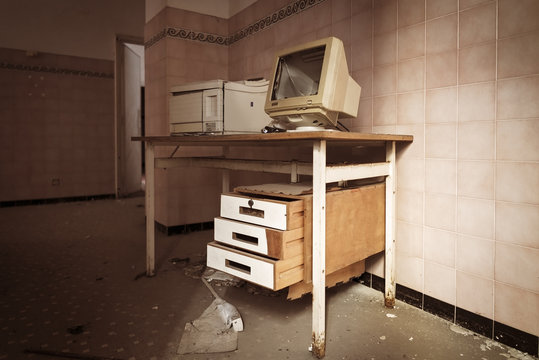 Vecchia Postazione da Lavoro con computer  Abbandonata