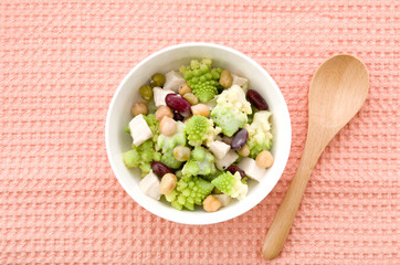 ロマネスコとミックスビーンズのサラダ