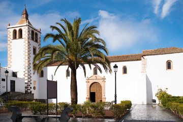 Fototapeta na wymiar church Santa Maria de Betancuria in Betancuria, Fuerteventura under blue sky on sunny day