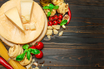 Fototapety  Tradycyjny włoski parmezan lub parmigiano, makaron, pomidory i oliwa z oliwek