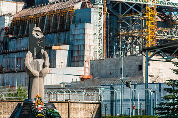 Monumento davanti al reattore n. 4 di Chernobyl