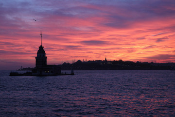 Obraz premium Skyline of Istanbul and a Maiden's Tower