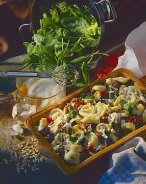 Tortellini-Auflauf im entstehen.Hackfleisch,Spinat.Italien