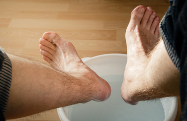 Füße von einem Mann, Schüssel, Fußbad