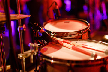 Drumset auf Bühne vor Konzert, beleuchtet