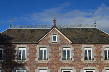 Toiture avec épis de faîtage et crête de toit. (France)