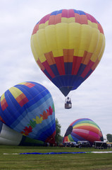 Obraz premium Colorful hot air balloons rising into air