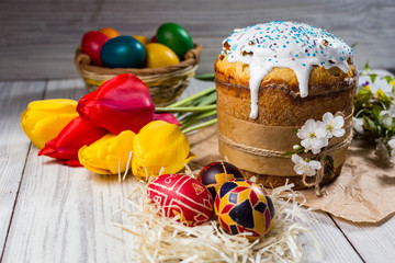 Obraz na płótnie Canvas Congratulatory easter background with cake and eggs ready for celebrations