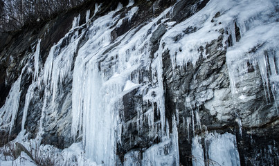 Fototapeta na wymiar Icicle on rocks cliff in the mountain of sutton, Quebec, Canada