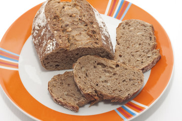 pane nero di semi di segala e girasole