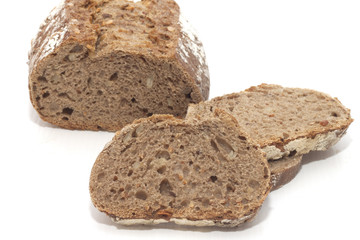 pane nero di semi di segala e girasole