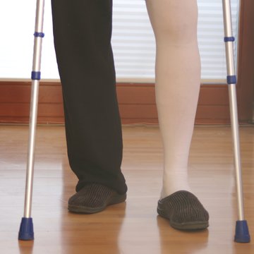 Knieoperation, Mann mit Gehst&uuml;tzen