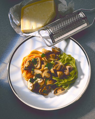 Tagliatelle in zwei Farben mit Champignons.Italien