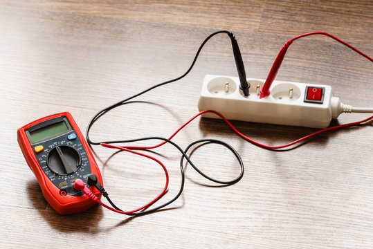 Measurement voltage in electrical socket with multimeter