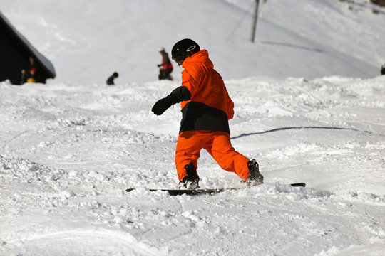 Snowboarder auf der Piste
