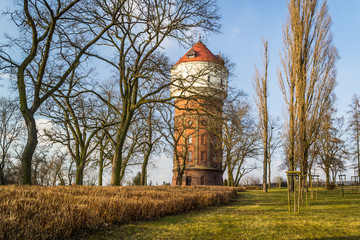 Wieża ciśnień jako element zabytkowy w mieście Inowrocław, Polska © Senatorek