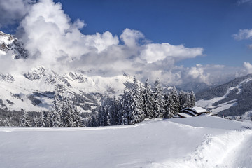 Fototapeta na wymiar Verschneite Hütte im Skigebiet