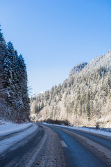 Fototapeta premium Schnee auf der Strasse - winterlandschaft