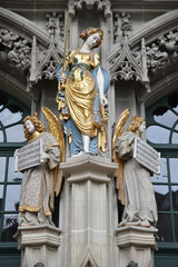 Fototapeta na wymiar Statue du portail de la cathédrale de Berne en Suisse