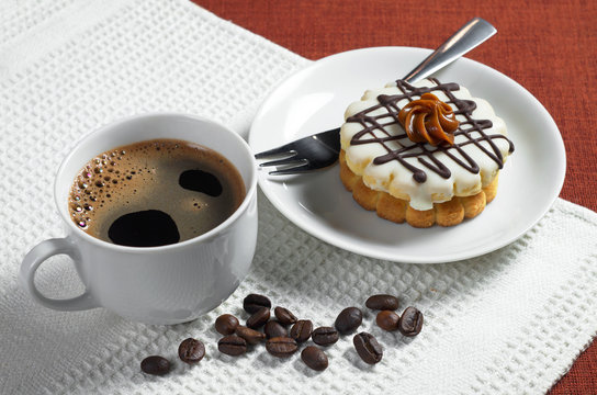 Coffee with small round cake