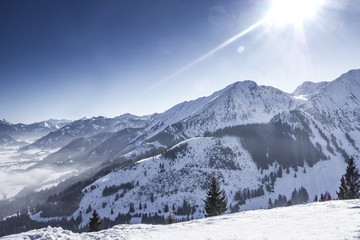 Skigebiet im Winter in den Alpen