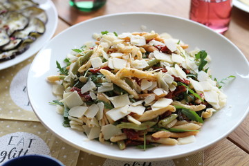 pasta salat mit parmesan und rucola