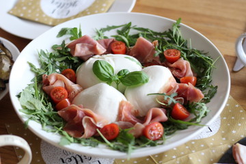 büffelmozzarella mit rucola und schinken