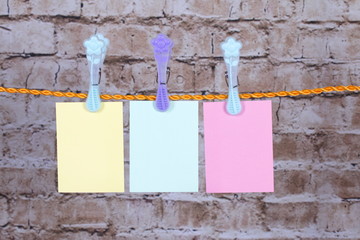bunte Notizzettel an Wäscheklammern, Leine