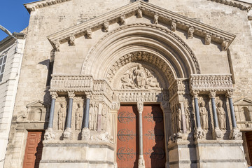 Fototapeta na wymiar Tympan de l'église sainte Trophine à Arles