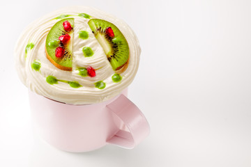 kiwi mit quark im becher