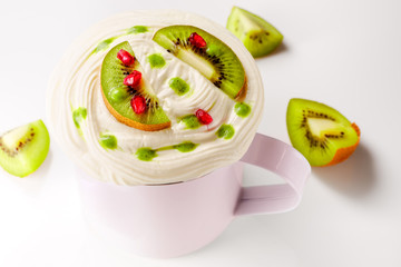 kiwi mit quark im becher