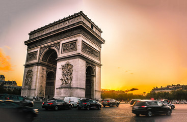 Fototapeta na wymiar L'arc de Triomphe au coucher du soleil