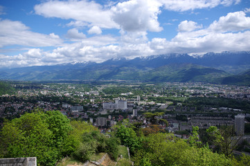 Fototapeta na wymiar vue sur Grenoble depuis la bastille